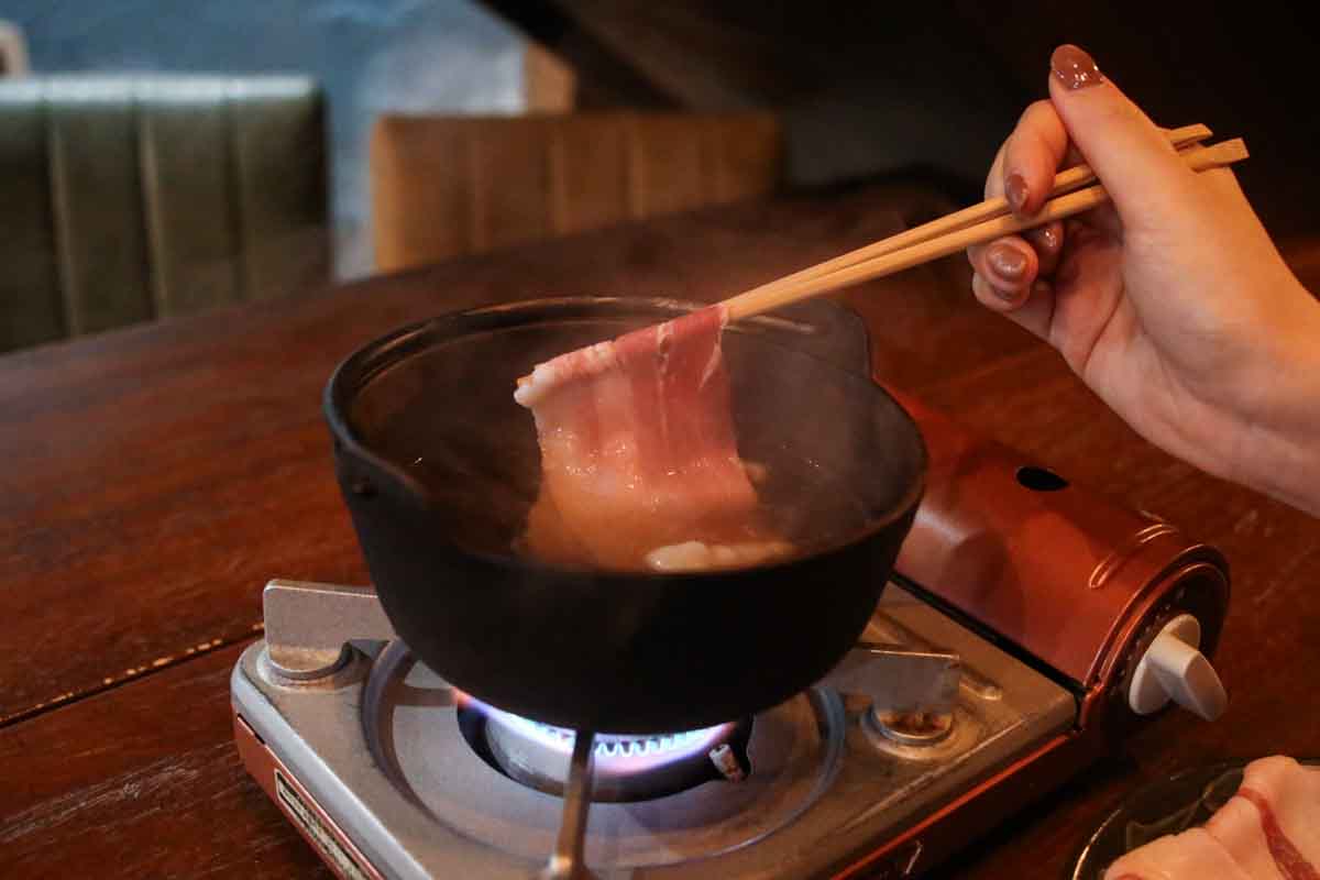 ロースカツ・ヒレカツは分厚いのにやわらか！やんばる島豚あぐーのしゃぶしゃぶはご褒美ランチにぴったり！「夏めく」で県産豚の魅力を堪能しよう（那覇市）