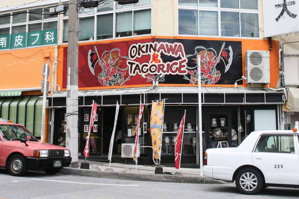 タコライスならぬ“タコスライス”！4つの味わいを一度で楽しめる1キログラム超えの鬼タコライスが絶品の「OKINAWA 鬼 TACORICE」（那覇市）