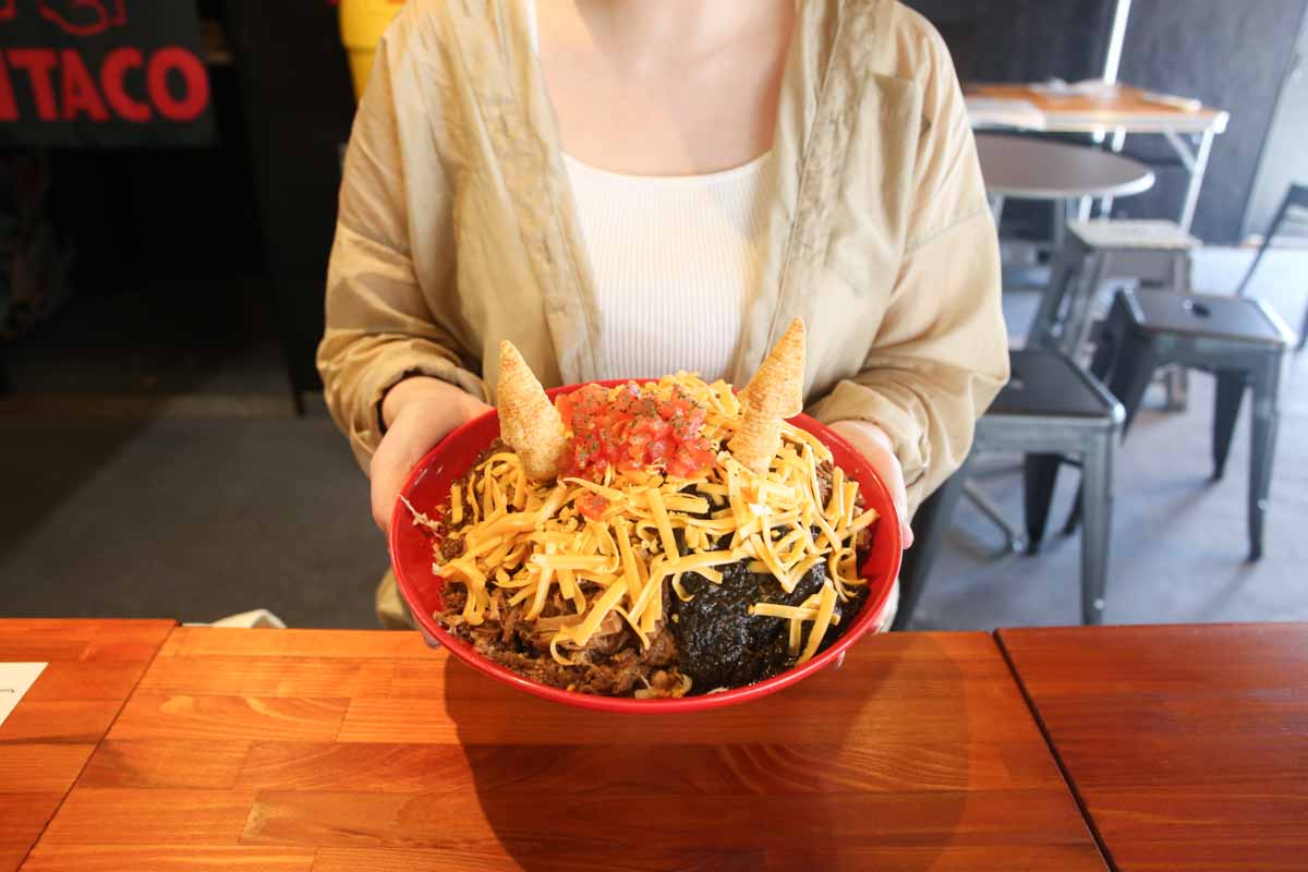 タコライスならぬ“タコスライス”！4つの味わいを一度で楽しめる1キログラム超えの鬼タコライスが絶品の「OKINAWA 鬼 TACORICE」（那覇市）