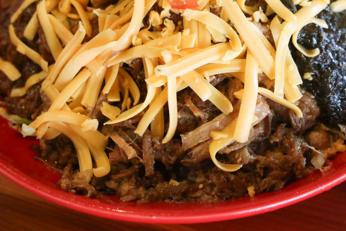 タコライスならぬ“タコスライス”！4つの味わいを一度で楽しめる1キログラム超えの鬼タコライスが絶品の「OKINAWA 鬼 TACORICE」（那覇市）