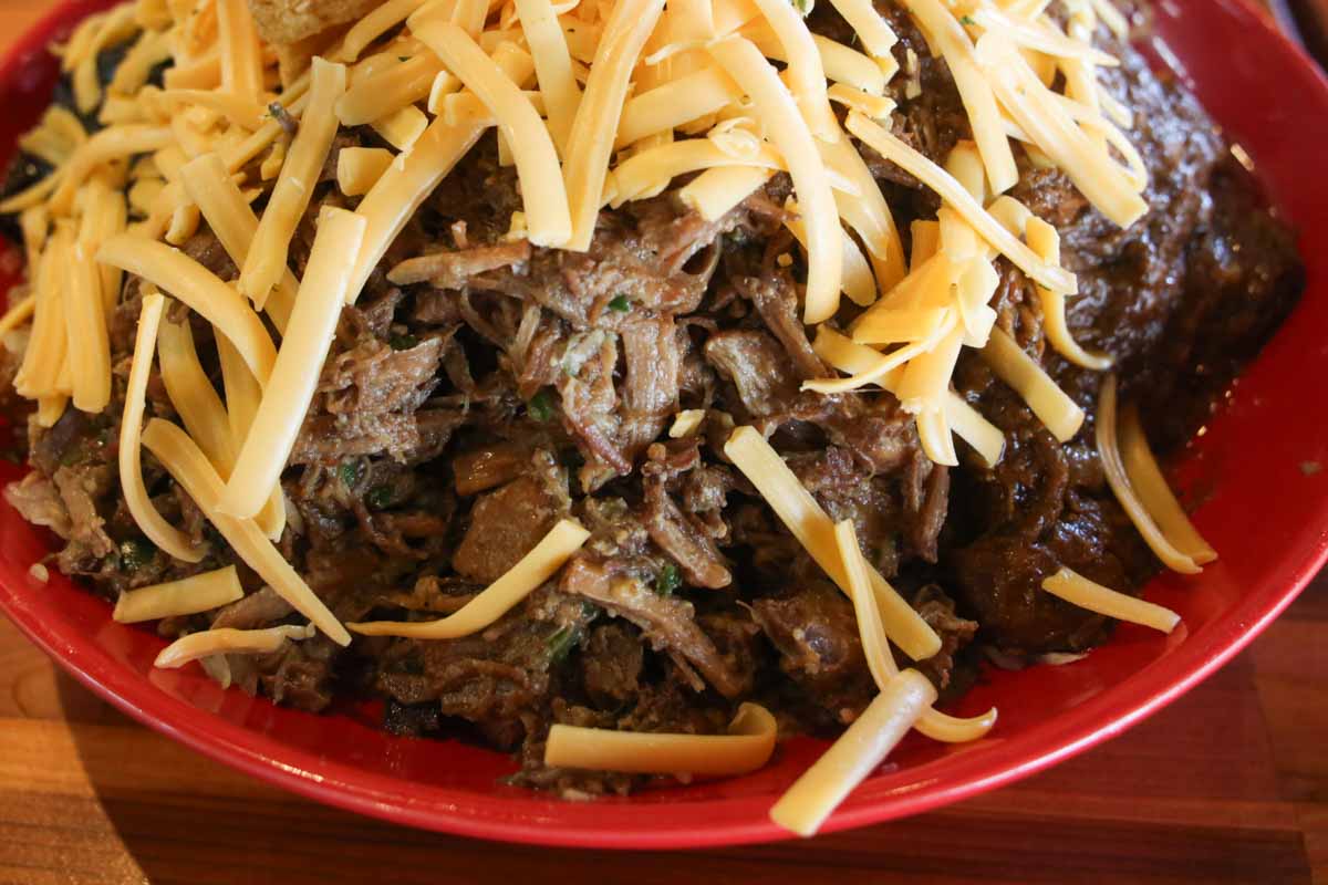 タコライスならぬ“タコスライス”！4つの味わいを一度で楽しめる1キログラム超えの鬼タコライスが絶品の「OKINAWA 鬼 TACORICE」（那覇市）