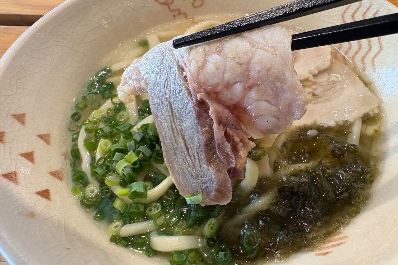 旅と食が交わる「みやんち」でいただく魚介ダシが香る沖縄そば（沖縄市）