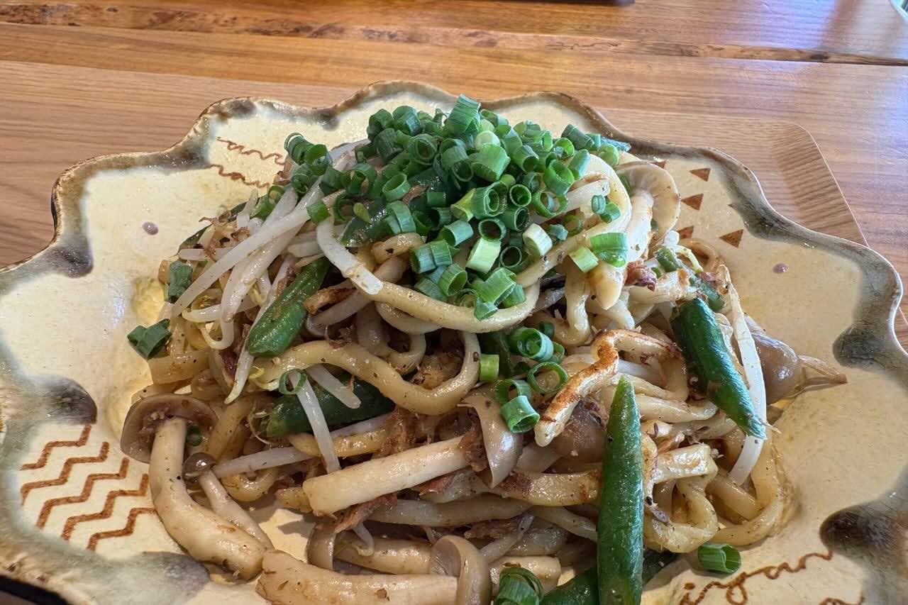 旅と食が交わる「みやんち」でいただく魚介ダシが香る沖縄そば（沖縄市）