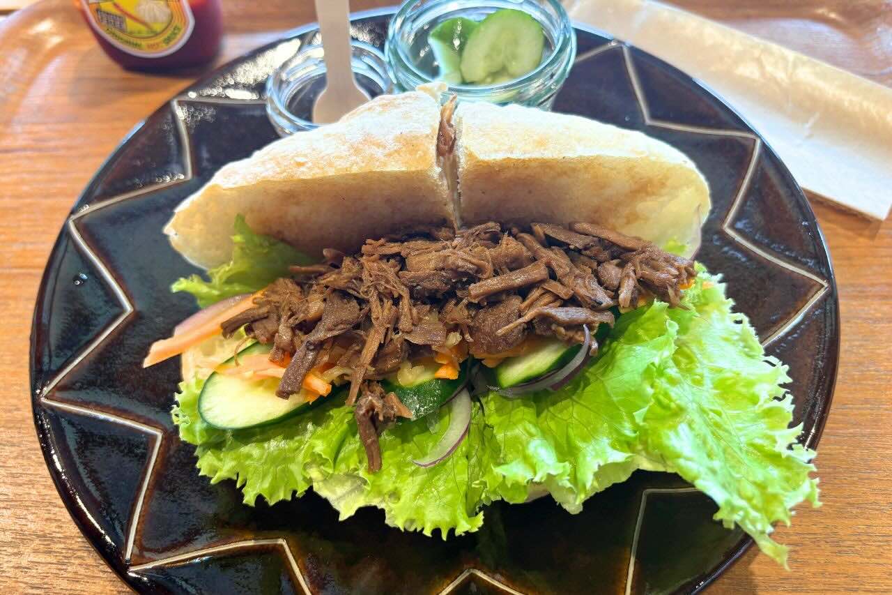 旅と食が交わる「みやんち」でいただく魚介ダシが香る沖縄そば（沖縄市）