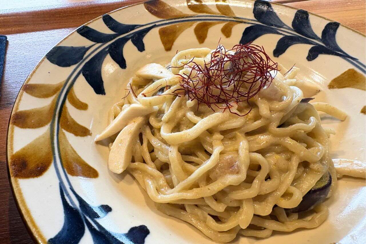 旅と食が交わる「みやんち」でいただく魚介ダシが香る沖縄そば（沖縄市）