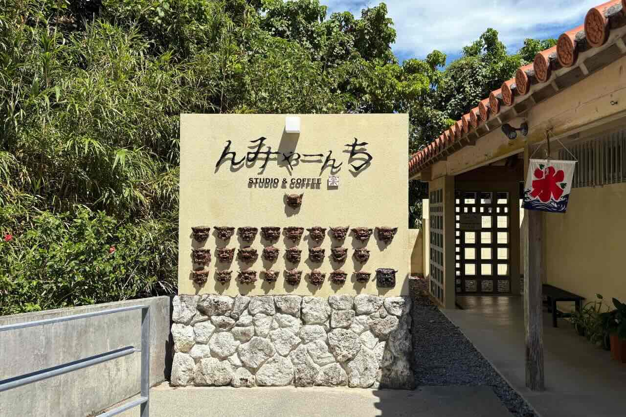 旅と食が交わる「みやんち」でいただく魚介ダシが香る沖縄そば（沖縄市）