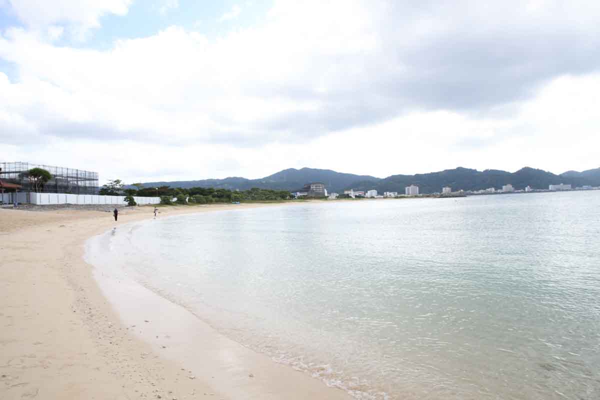 海水浴にBBQ、絶景の夕日も！設備充実で家族や友人と一日中楽しめる「21世紀の森ビーチ」（名護市）