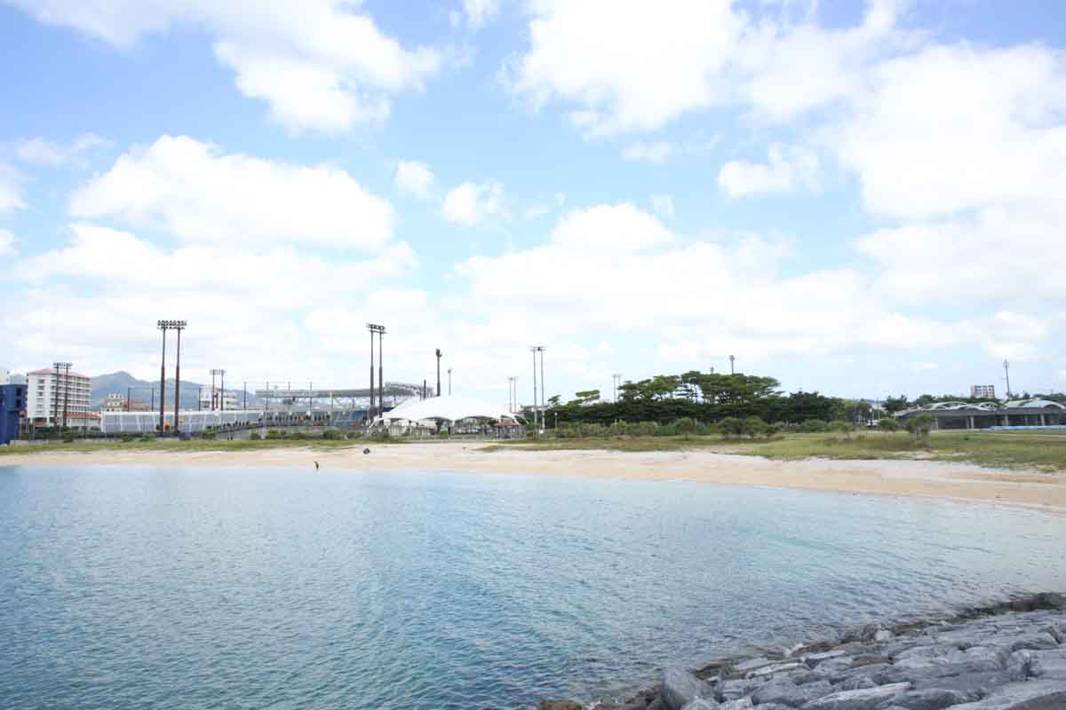 地元民の憩いの場！「21世紀の森ビーチ」の基本情報と施設情報を徹底解説（名護市）