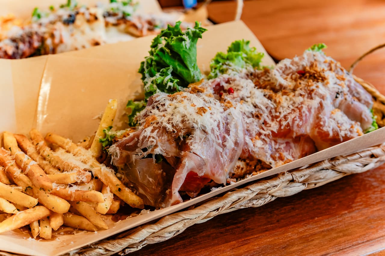 もちもちのピザ生地と具だくさん食材の新感覚サンドイッチ「BAYWICH 今帰仁邸」（今帰仁村）