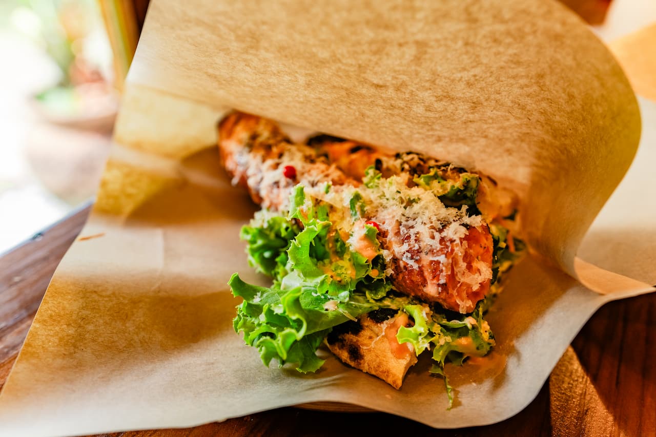 もちもちのピザ生地と具だくさん食材の新感覚サンドイッチ「BAYWICH 今帰仁邸」（今帰仁村）