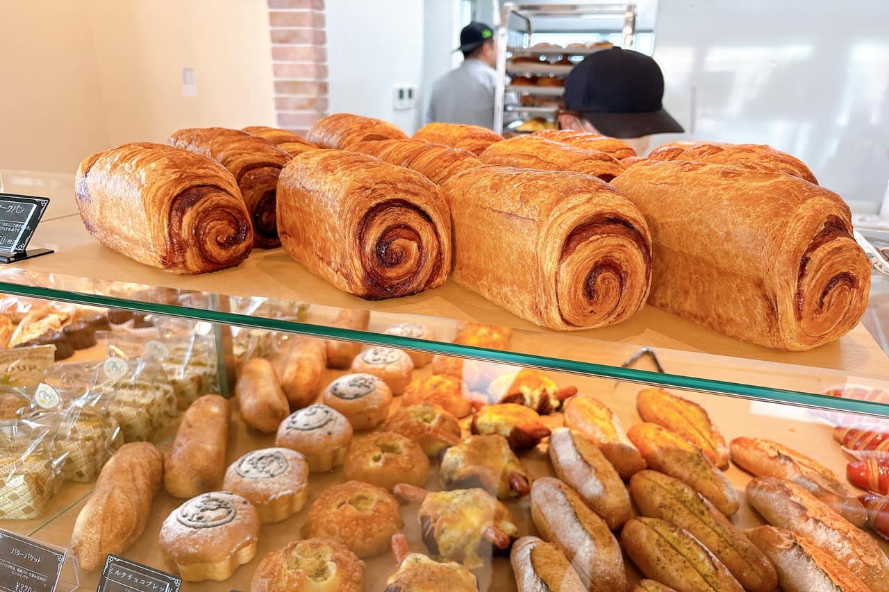 創業95年、受け継がれる甘い伝統・四代続く「パティスリーAKAHIRO（アカヒロ）佐敷店」が紡いだ、笑顔の輪（南城市）