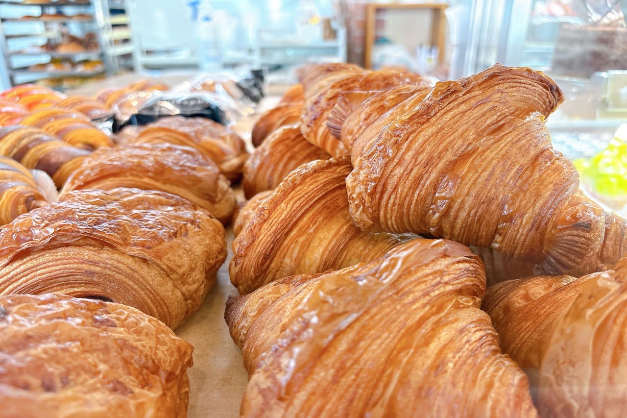 創業95年、受け継がれる甘い伝統・四代続く「パティスリーAKAHIRO（アカヒロ）佐敷店」が紡いだ、笑顔の輪（南城市）