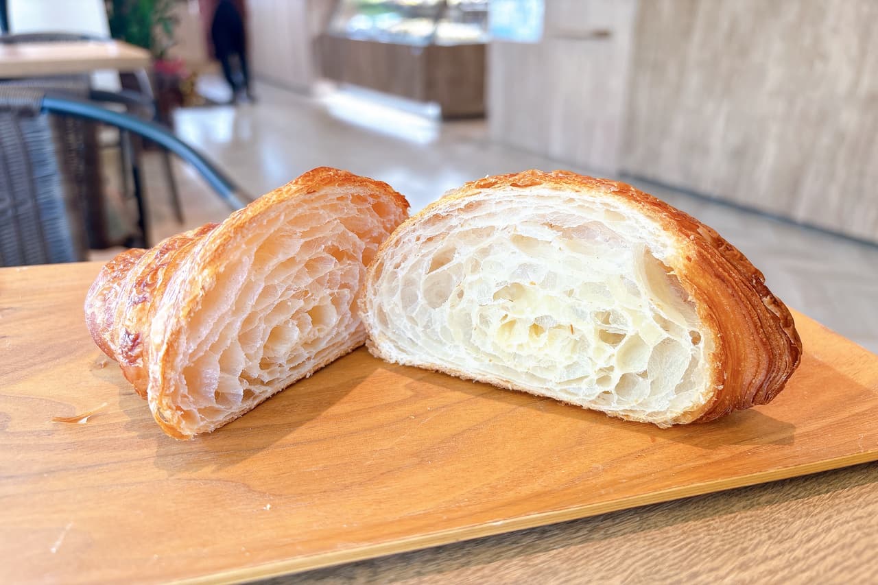 創業95年、受け継がれる甘い伝統・四代続く「パティスリーAKAHIRO（アカヒロ）佐敷店」が紡いだ、笑顔の輪（南城市）