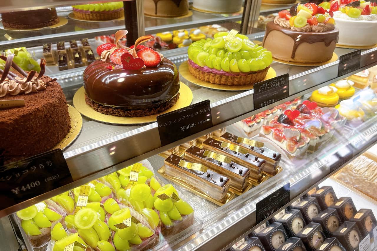 創業95年、受け継がれる甘い伝統・四代続く「パティスリーAKAHIRO（アカヒロ）佐敷店」が紡いだ、笑顔の輪（南城市）