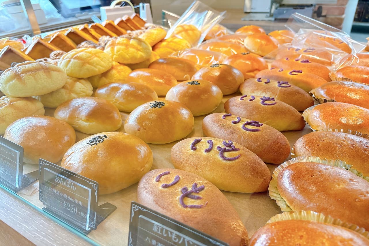 創業95年、受け継がれる甘い伝統・四代続く「パティスリーAKAHIRO（アカヒロ）佐敷店」が紡いだ、笑顔の輪（南城市）