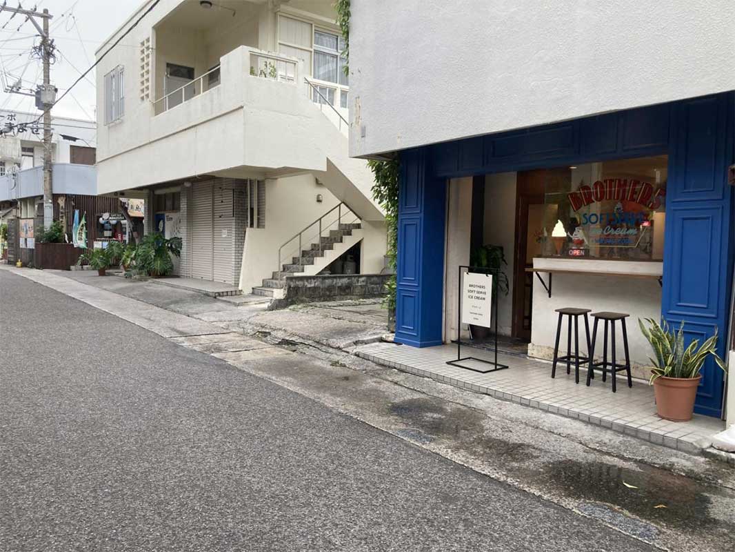 ソフトクリーム好きな店主による、本気のソフトクリームと祖父への想いを馳せた、渾身の八重山そば「BROTHERS（ブラザーズ）」（石垣島）