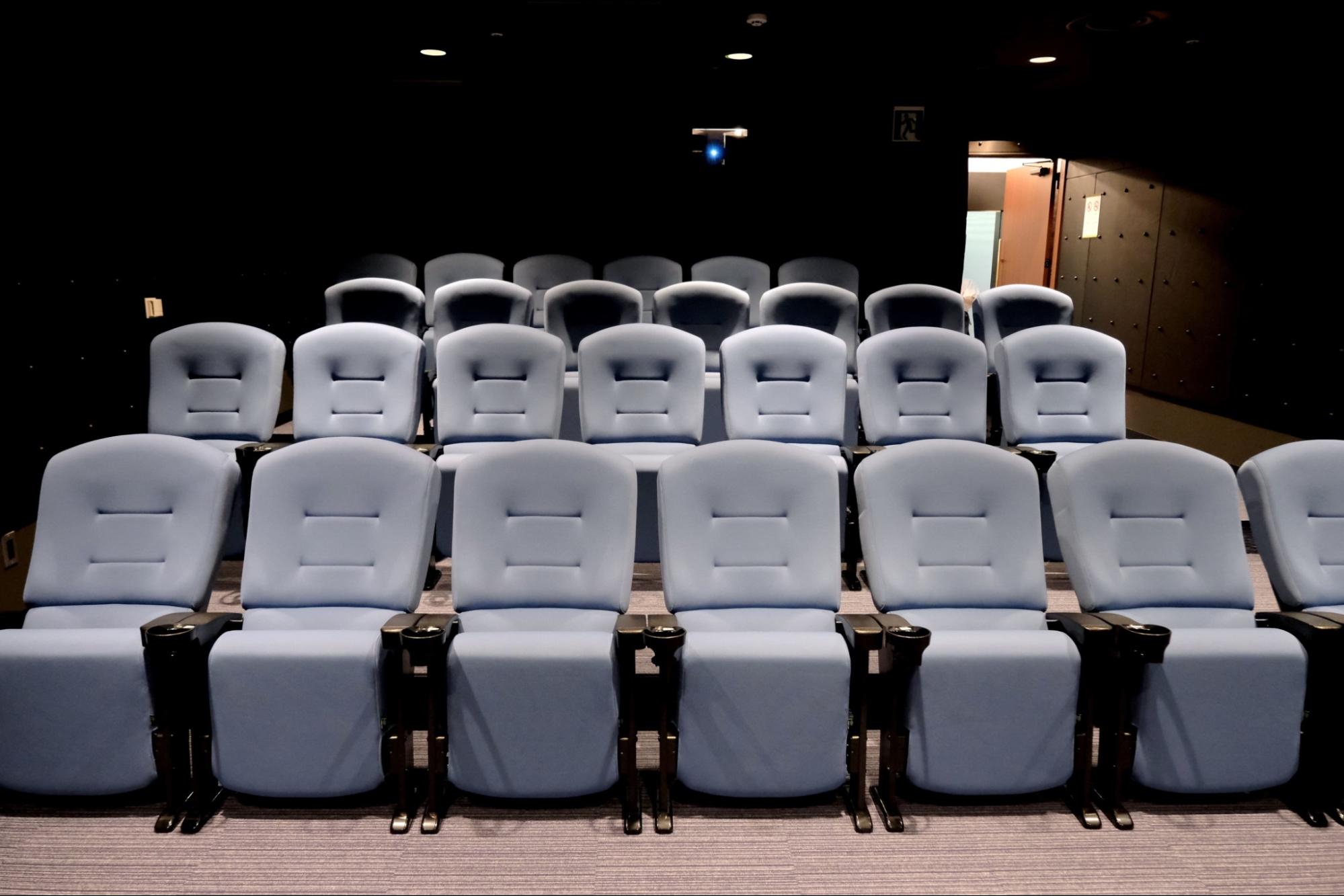 日本初！空港に映画館？国内で唯一、那覇空港だけにある常設ミニシアター「ファミンチュシアター」で