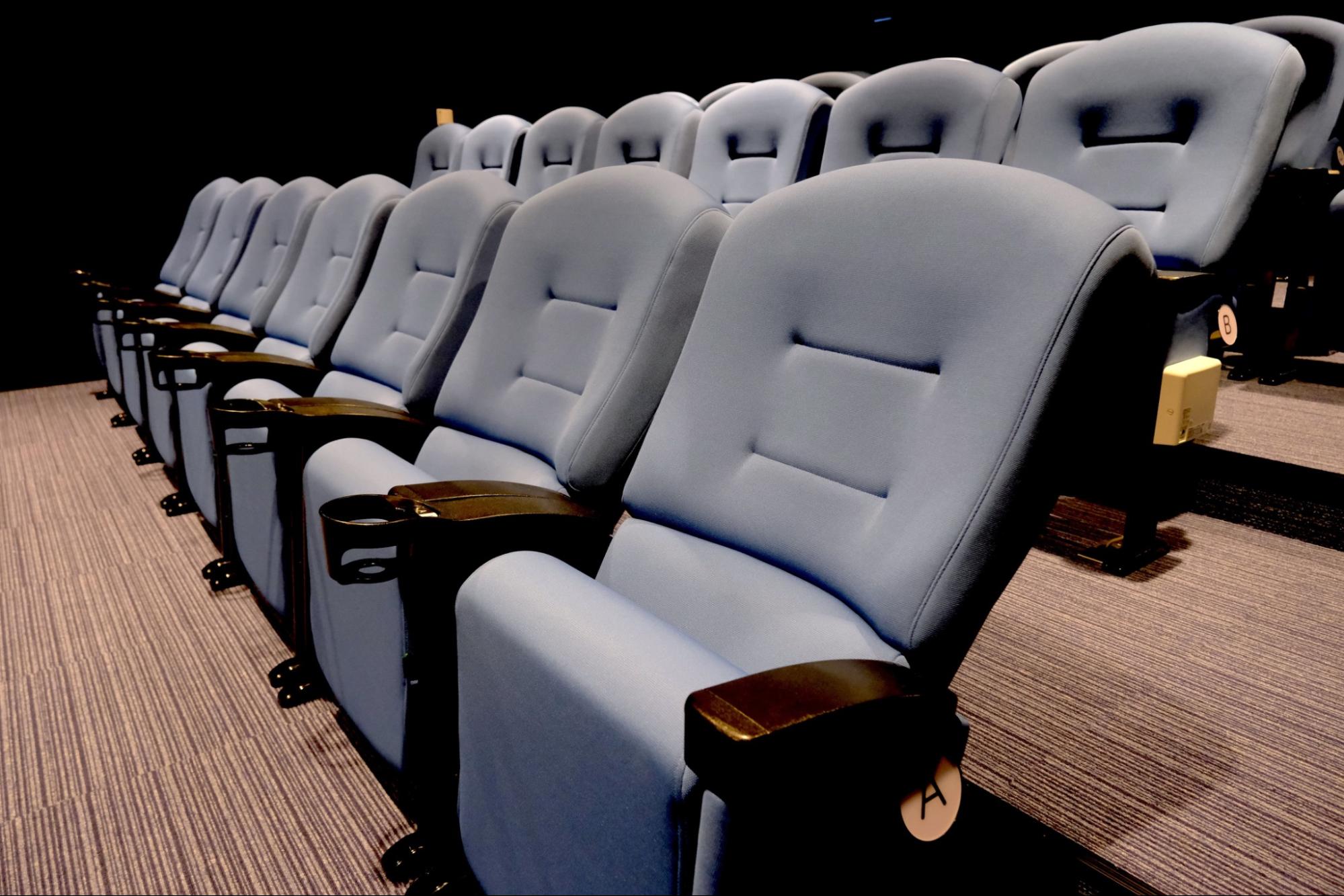 日本初！空港に映画館？国内で唯一、那覇空港だけにある常設ミニシアター「ファミンチュシアター」で