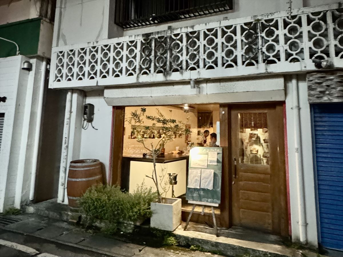 国際通り裏、リーズナブルな隠れた名店「パーラーアスナロ」でしっぽり飲む夜~キャンヒロユキの「とー、飲み歩きやってみよう」〜