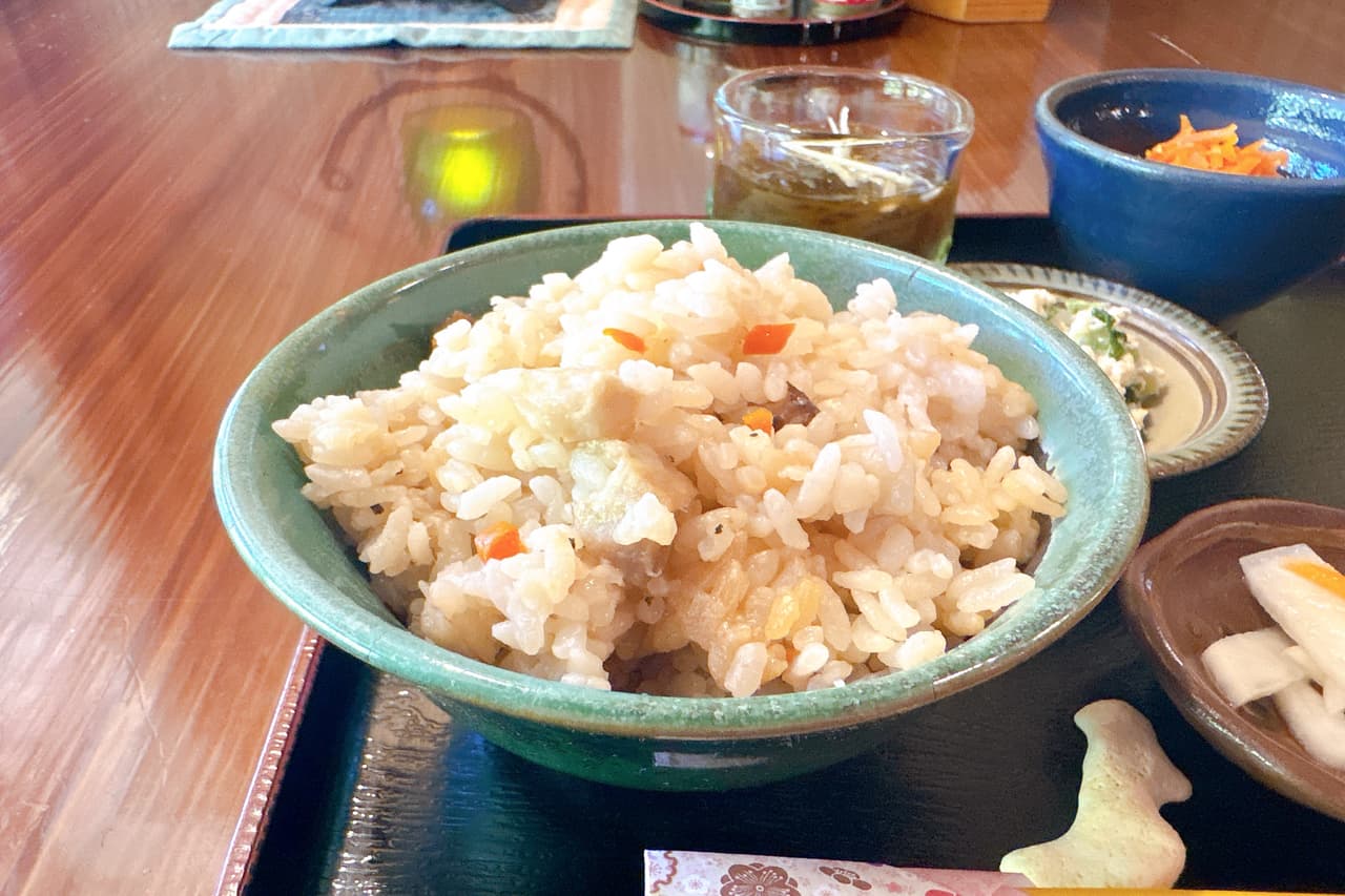 戦禍を生き抜いた築134年の琉球古民家「茶処 真壁（まかべ）ちなー」で味わう定番の沖縄そばセット（糸満市）