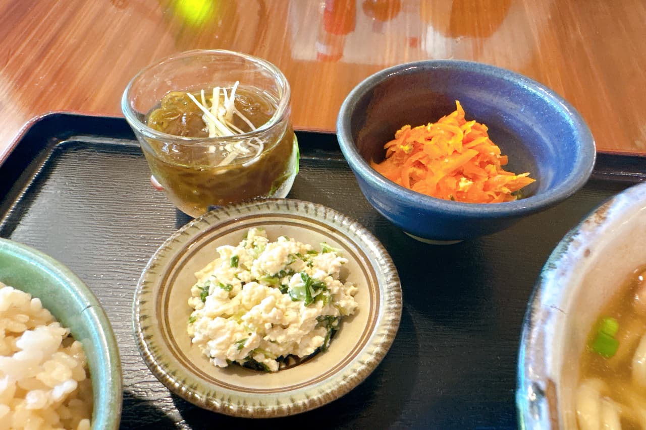 戦禍を生き抜いた築134年の琉球古民家「茶処 真壁（まかべ）ちなー」で味わう定番の沖縄そばセット（糸満市）