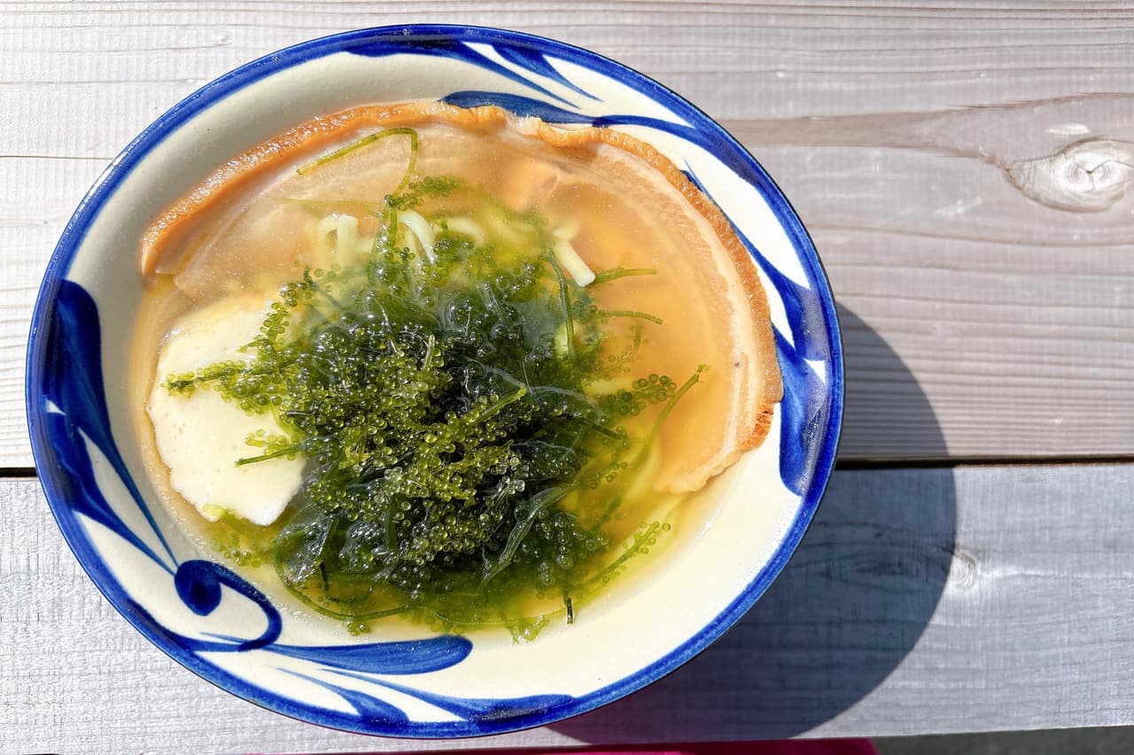 モチぷち食感がたまらない。ヤバ旨！「海ぶどう沖縄そば店ぷちぷち」の海ん道スペシャルそば（糸満市）