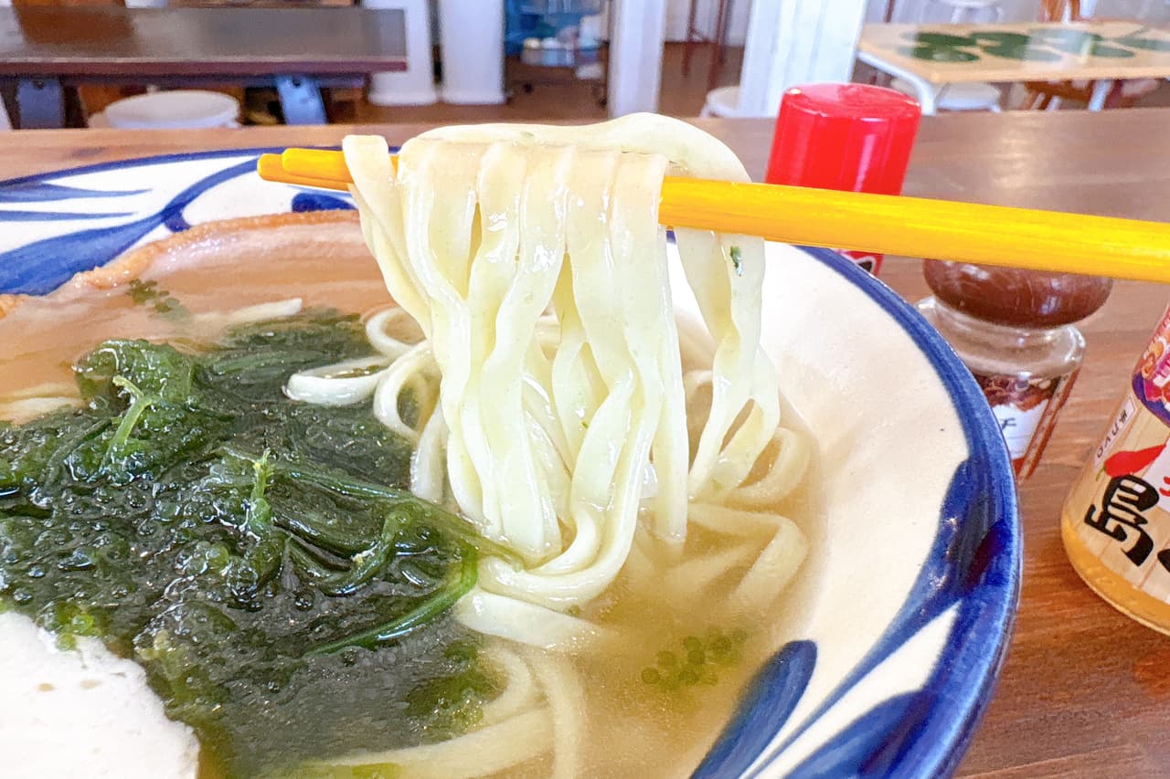 モチぷち食感がたまらない。ヤバ旨！「海ぶどう沖縄そば店ぷちぷち」の海ん道スペシャルそば（糸満市）