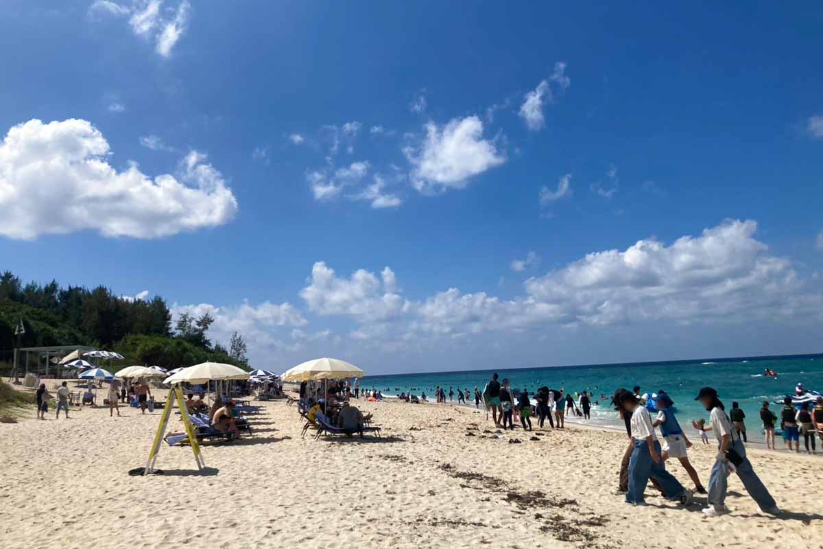 本島屈指の透明度！離島の美しさを持つ天然ビーチ「瀬底ビーチ」（本部町）