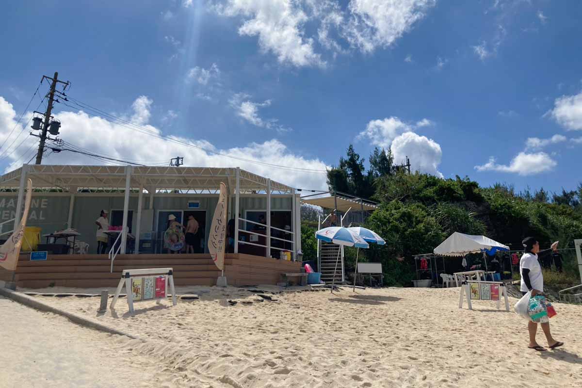 本島屈指の透明度！離島の美しさを持つ天然ビーチ「瀬底ビーチ」（本部町）