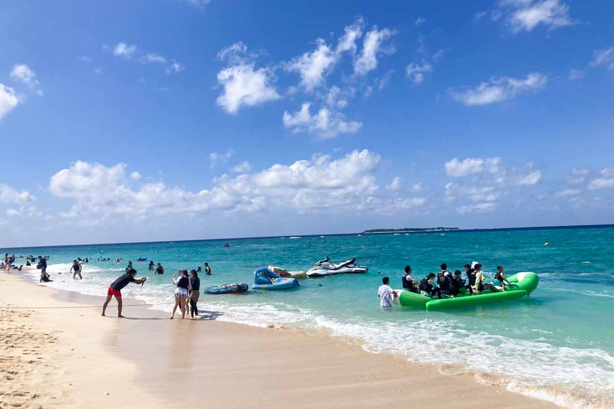 本島屈指の透明度！離島の美しさを持つ天然ビーチ「瀬底ビーチ」（本部町）