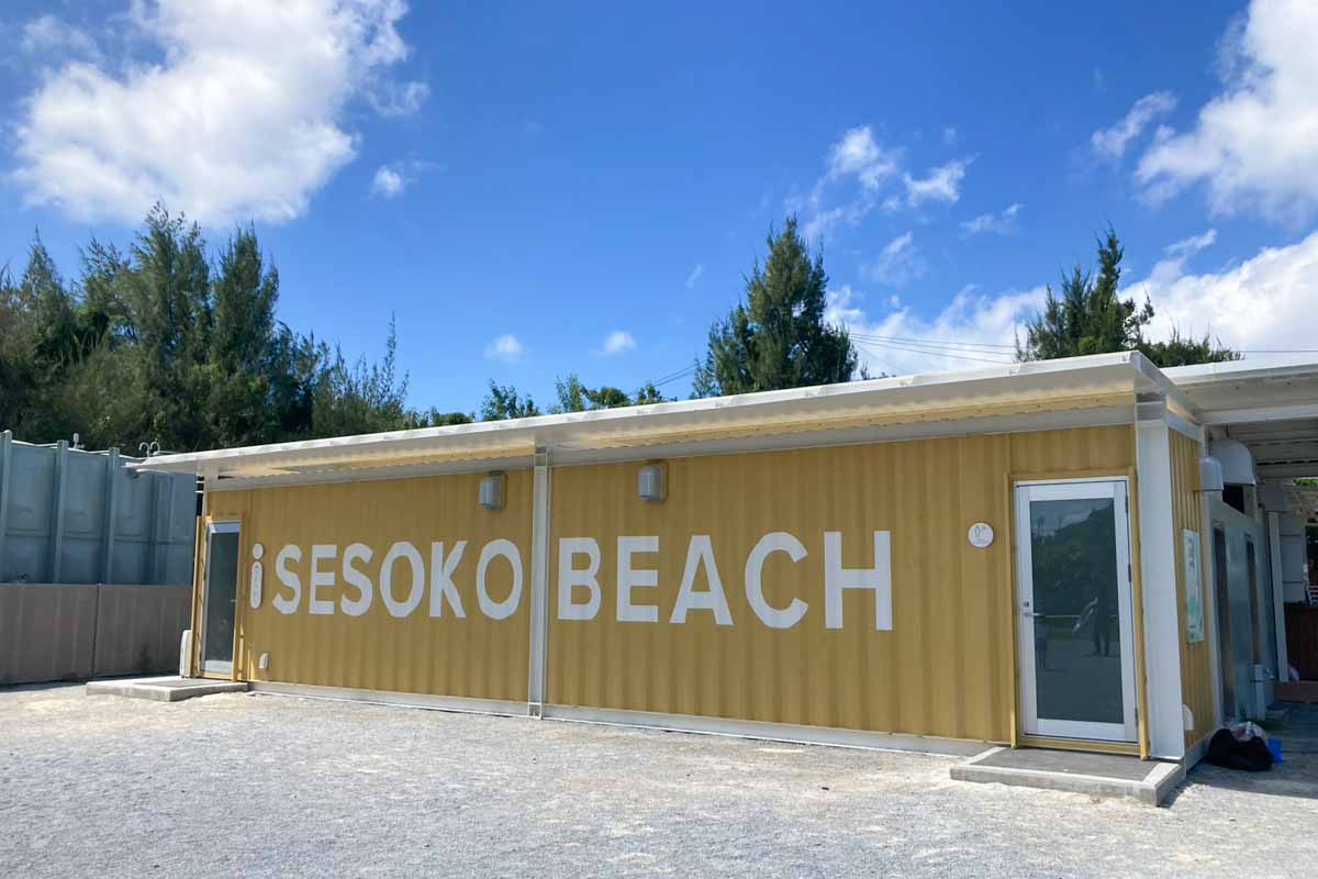 本島屈指の透明度！離島の美しさを持つ天然ビーチ「瀬底ビーチ」（本部町）