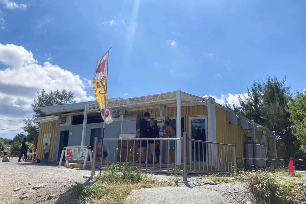 本島屈指の透明度！離島の美しさを持つ天然ビーチ「瀬底ビーチ」（本部町）
