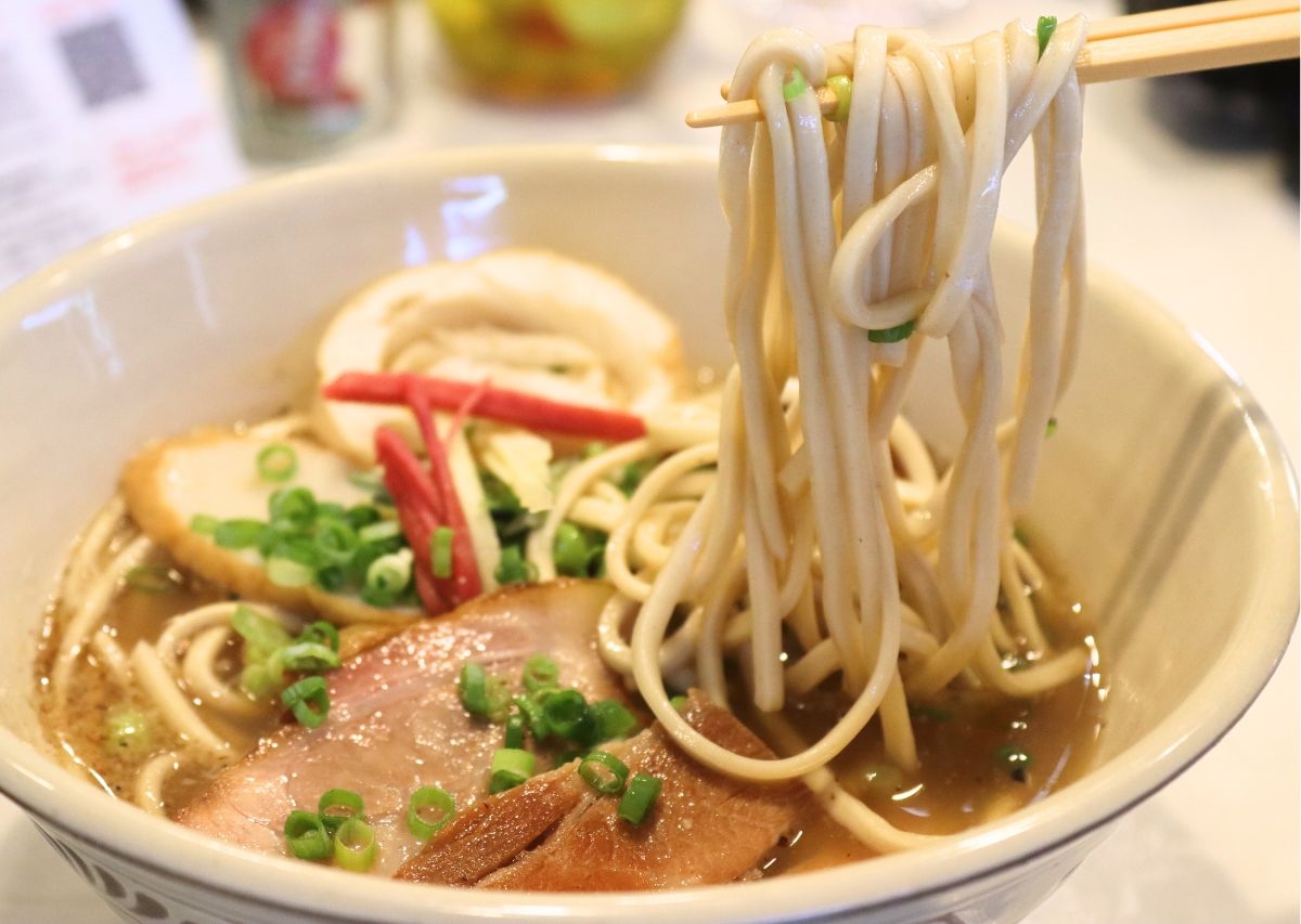 沖縄そばはあっさり派?こってり派?迷ったら「SOBA DAY(ソバデイ)」の”こっさり”!(那覇市)