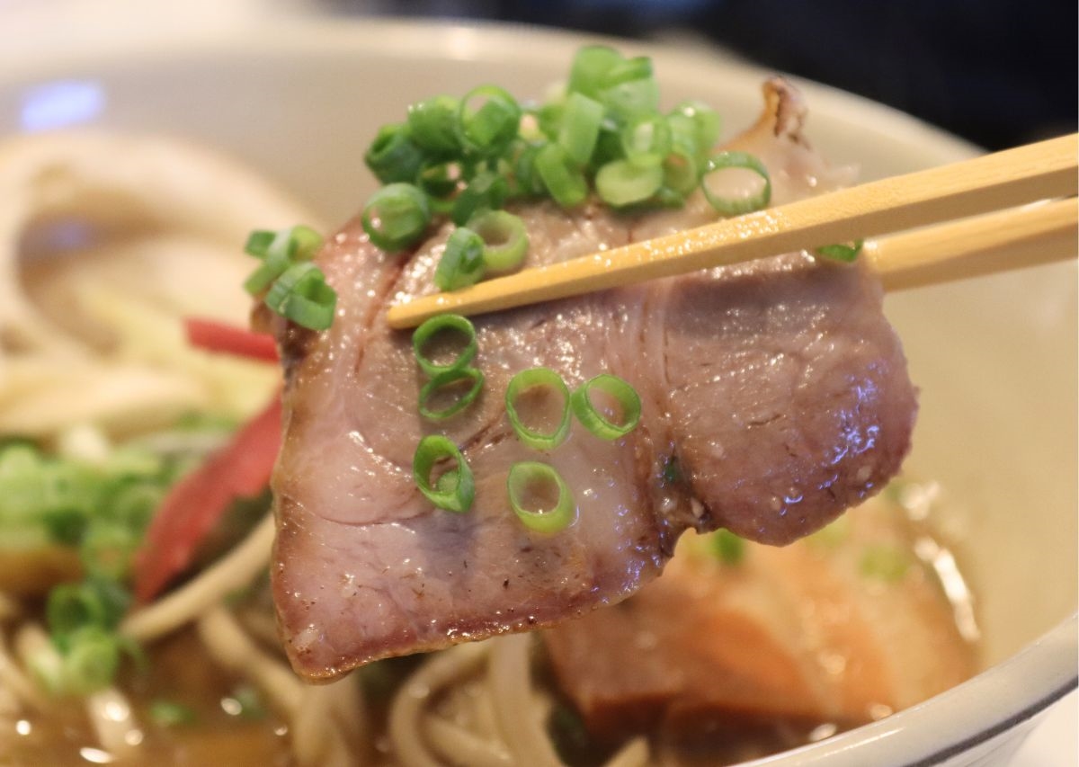 沖縄そばはあっさり派?こってり派?迷ったら「SOBA DAY(ソバデイ)」の”こっさり”!(那覇市)