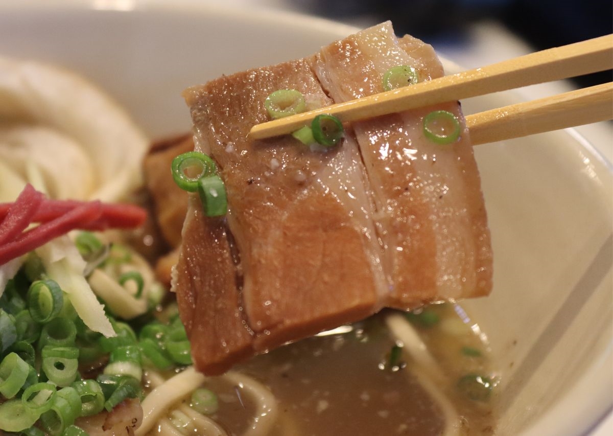 沖縄そばはあっさり派?こってり派?迷ったら「SOBA DAY(ソバデイ)」の”こっさり”!(那覇市)