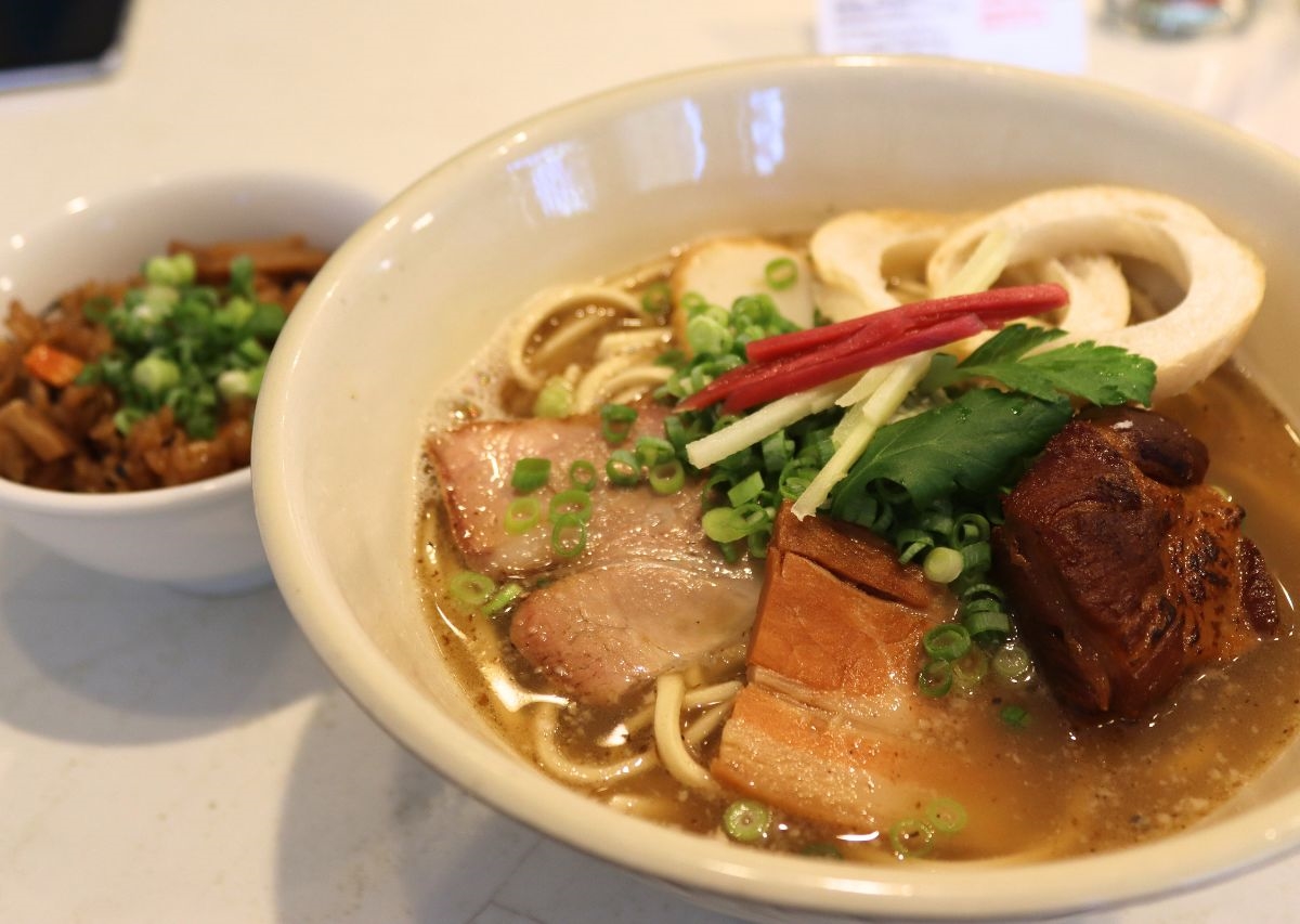 沖縄そばはあっさり派?こってり派?迷ったら「SOBA DAY(ソバデイ)」の”こっさり”!(那覇市)