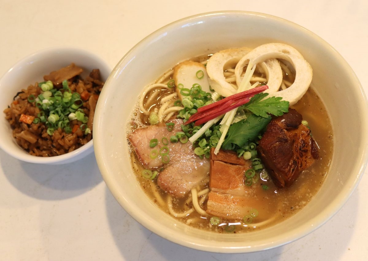 沖縄そばはあっさり派?こってり派?迷ったら「SOBA DAY(ソバデイ)」の”こっさり”!(那覇市)