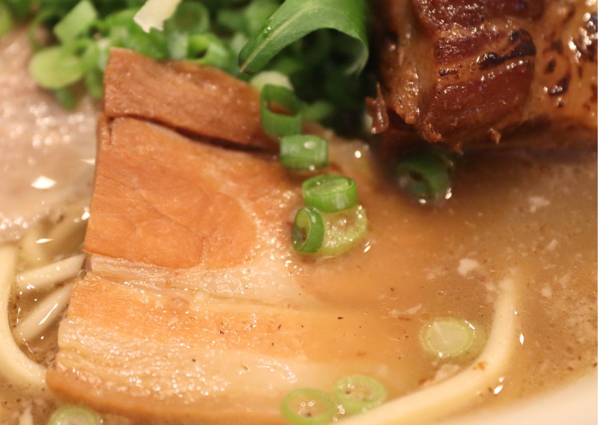 沖縄そばはあっさり派?こってり派?迷ったら「SOBA DAY(ソバデイ)」の”こっさり”!(那覇市)