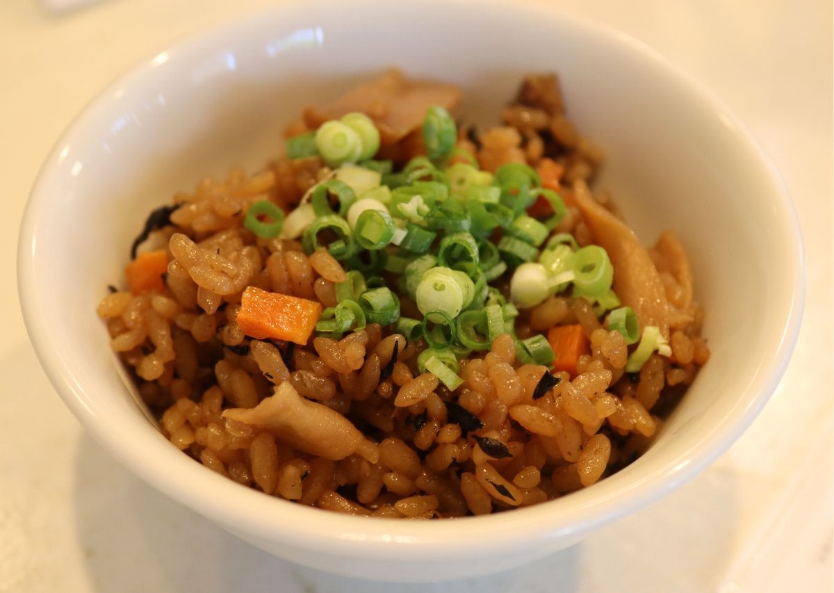 沖縄そばはあっさり派?こってり派?迷ったら「SOBA DAY(ソバデイ)」の”こっさり”!(那覇市)