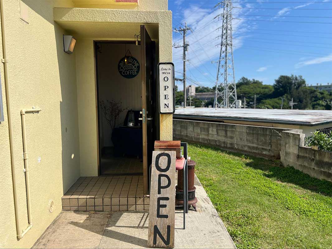 英国風カフェで心やすらぐひとときを。「BASSHILINE COFFEE（バッシラインコーヒー）」のスペシャルティコーヒーと絶品パブロバケーキ（沖縄市）