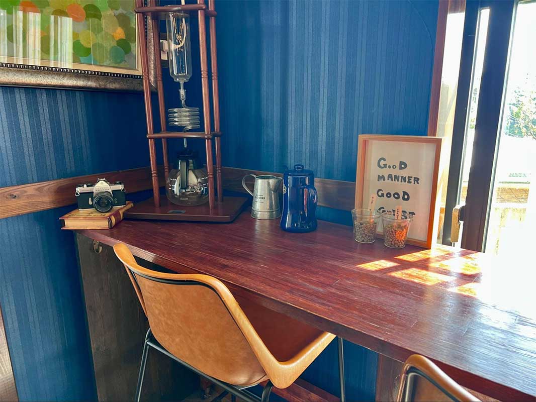 英国風カフェで心やすらぐひとときを。「BASSHILINE COFFEE（バッシラインコーヒー）」のスペシャルティコーヒーと絶品パブロバケーキ（沖縄市）