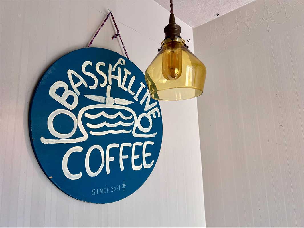 英国風カフェで心やすらぐひとときを。「BASSHILINE COFFEE（バッシラインコーヒー）」のスペシャルティコーヒーと絶品パブロバケーキ（沖縄市）