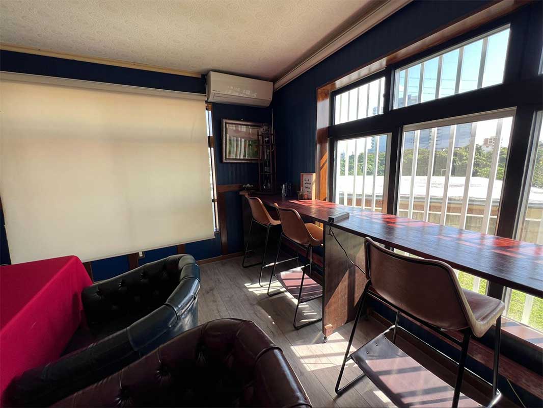 英国風カフェで心やすらぐひとときを。「BASSHILINE COFFEE（バッシラインコーヒー）」のスペシャルティコーヒーと絶品パブロバケーキ（沖縄市）