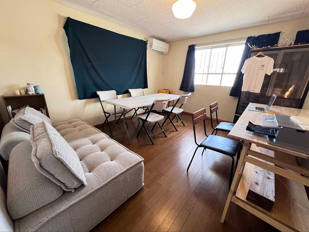 英国風カフェで心やすらぐひとときを。「BASSHILINE COFFEE（バッシラインコーヒー）」のスペシャルティコーヒーと絶品パブロバケーキ（沖縄市）