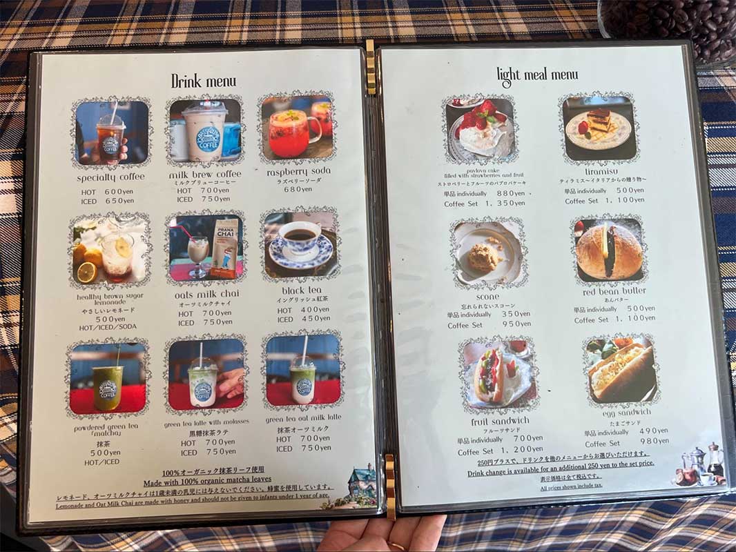 英国風カフェで心やすらぐひとときを。「BASSHILINE COFFEE（バッシラインコーヒー）」のスペシャルティコーヒーと絶品パブロバケーキ（沖縄市）