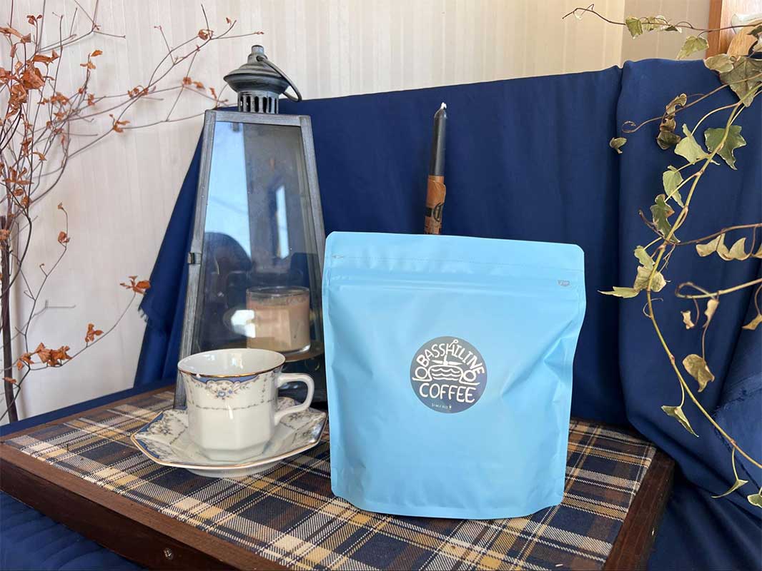 英国風カフェで心やすらぐひとときを。「BASSHILINE COFFEE（バッシラインコーヒー）」のスペシャルティコーヒーと絶品パブロバケーキ（沖縄市）