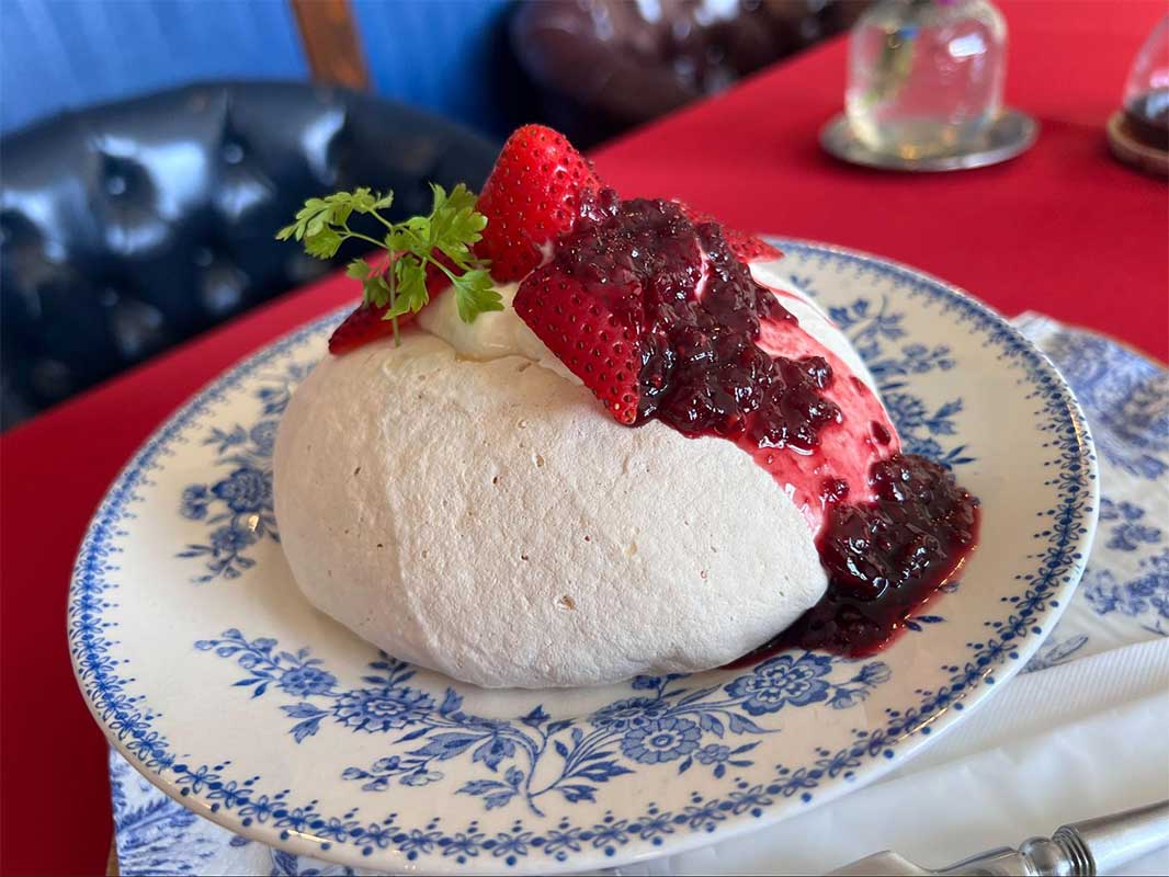 英国風カフェで心やすらぐひとときを。「BASSHILINE COFFEE（バッシラインコーヒー）」のスペシャルティコーヒーと絶品パブロバケーキ（沖縄市）