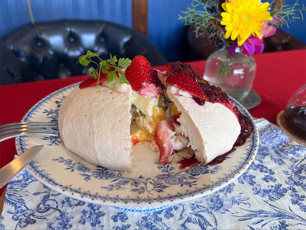 英国風カフェで心やすらぐひとときを。「BASSHILINE COFFEE（バッシラインコーヒー）」のスペシャルティコーヒーと絶品パブロバケーキ（沖縄市）