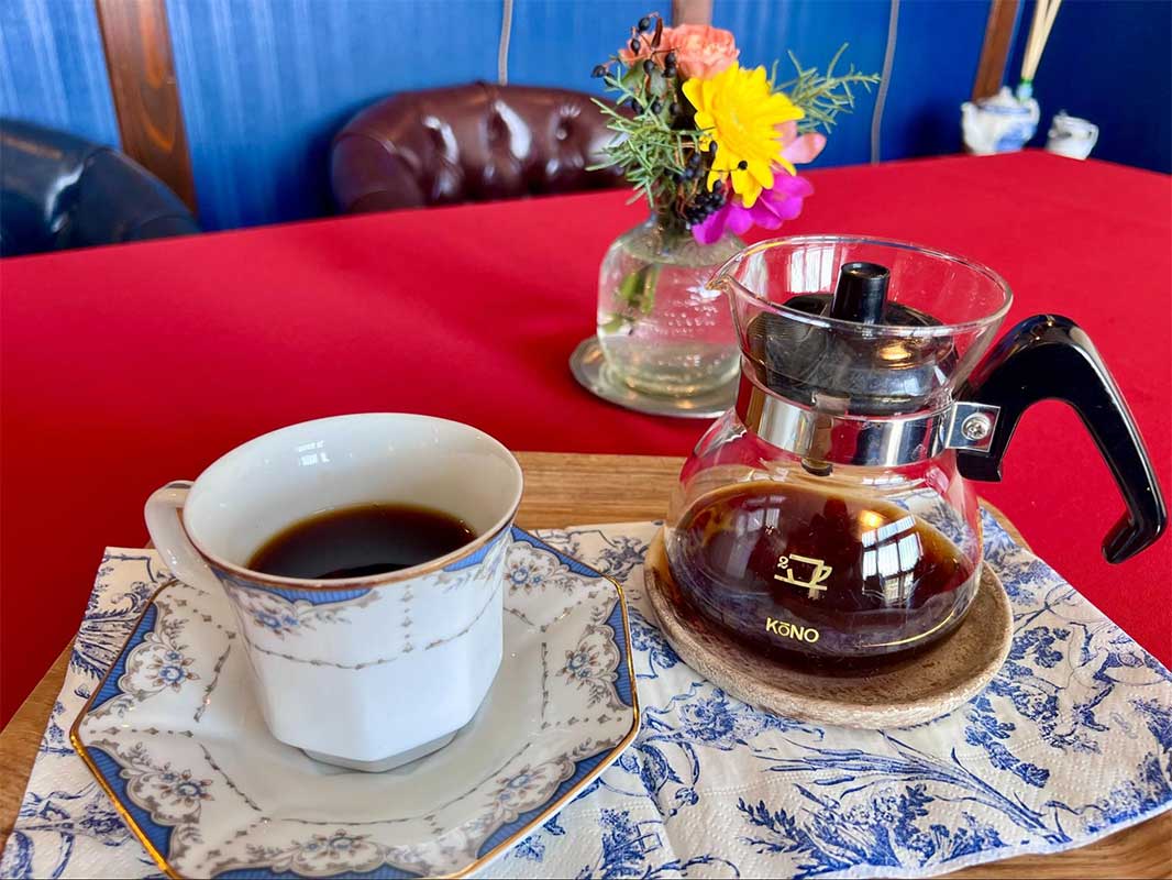 英国風カフェで心やすらぐひとときを。「BASSHILINE COFFEE（バッシラインコーヒー）」のスペシャルティコーヒーと絶品パブロバケーキ（沖縄市）