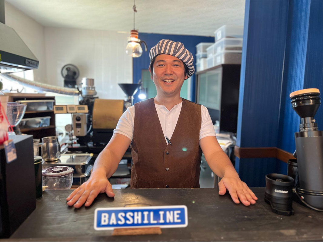 英国風カフェで心やすらぐひとときを。「BASSHILINE COFFEE（バッシラインコーヒー）」のスペシャルティコーヒーと絶品パブロバケーキ（沖縄市）